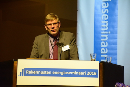 Teppo Lehtinen kertoo, että olennaisimmat suuntaviivat suomalaiseen lähes nollarakennukseen löytyvät MRL:n 117g-pykälästä, jossa määritellään rakennusten energiatehokkuutta koskevat olennaiset tekniset vaatimukset.