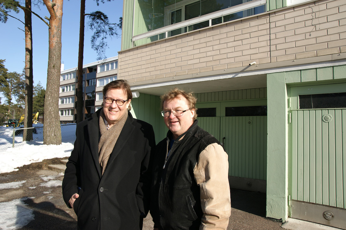 Neuvonantajat. Isännöitsijät Mika-Rainer Gustavson ja Ari-Pekka Eerola veivät ajatuksen hybridijärjestelmään vaihtamisesta taloyhtiöiden hallituksille. Päätös meni helposti läpi, koska hyödyt olivat niin selkeät.