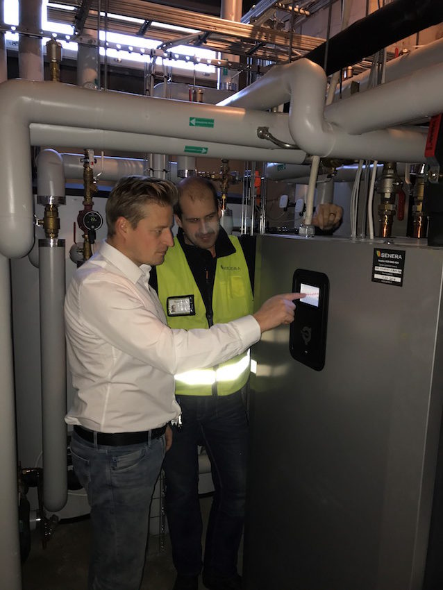 Porvoon kohteiden pääsuunnittelija, energia-asiantuntija Ilkka Rytkönen ja LVI-suunnittelija Timo-Mikael Sivula Senera Oy:sta tutkailevat Asunto Oy Porvoon Loviisankatu 7:n asennettuja Thermia-merkkiset lämpöpumpuja.